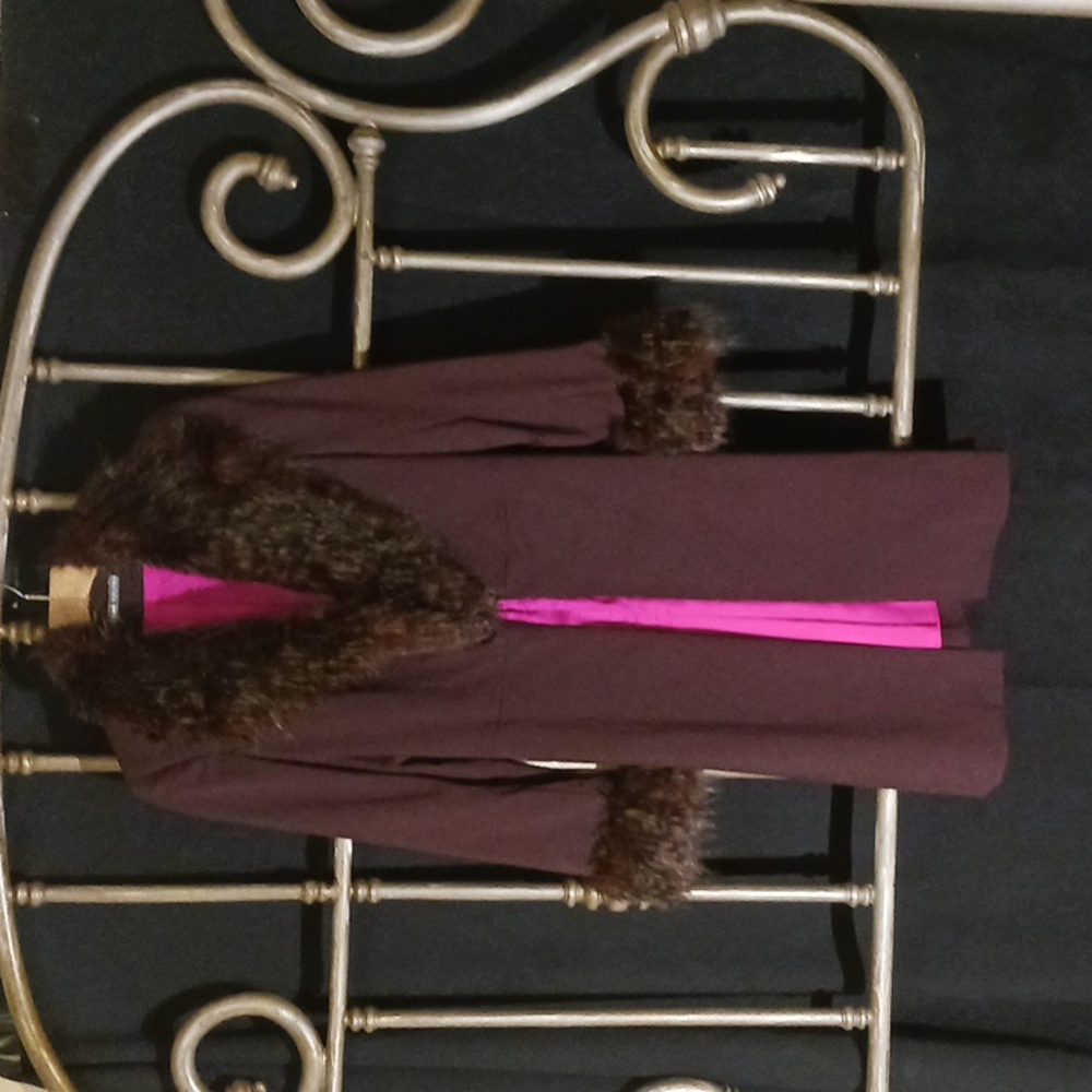Anna Huling, knee-length maroon overcoat with faux fur lapels and sleeve cuffs - Picture 2 of 15